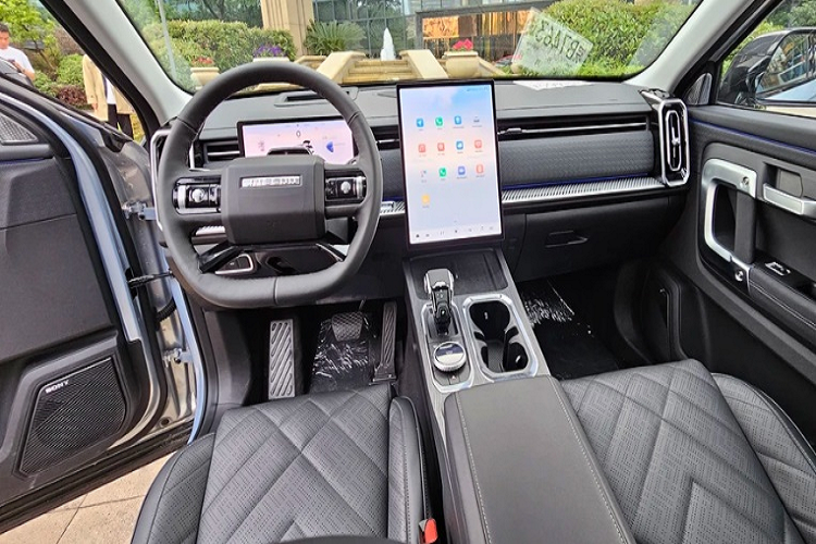 Về nội thất, khoang cabin được thiết kế rộng rãi với 5 chỗ ngồi, sở hữu các trang bị tiện ích hiện đại, tiên tiến như: vô lăng vát đáy thể thao, bảng đồng hồ kỹ thuật số cỡ lớn và màn hình cảm ứng trung tâm 14,8 inch nằm dọc trên mặt táp-lô, cụm đồng hồ dạng màn hình kỹ thuật số, cần số điện tử, cửa sổ trời toàn cảnh, sạc không dây, khởi động nút bấm hay khe rút giấy ăn…