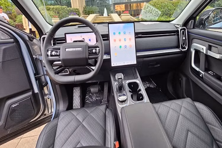 Về nội thất, khoang cabin được thiết kế rộng rãi với 5 chỗ ngồi, sở hữu các trang bị tiện ích hiện đại, tiên tiến như: vô lăng vát đáy thể thao, bảng đồng hồ kỹ thuật số cỡ lớn và màn hình cảm ứng trung tâm 14,8 inch nằm dọc trên mặt táp-lô, cụm đồng hồ dạng màn hình kỹ thuật số, cần số điện tử, cửa sổ trời toàn cảnh, sạc không dây, khởi động nút bấm hay khe rút giấy ăn…