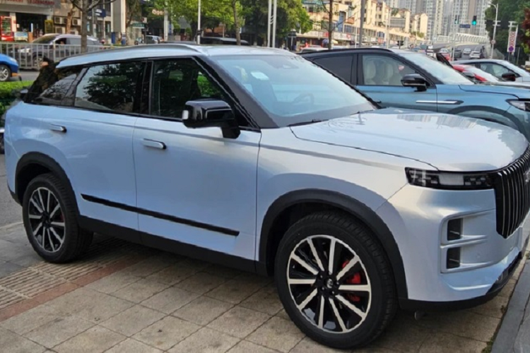 Mẫu xe SUV Jaecoo 7 2023 có cản trước được thiết kế đơn giản, gọn gàng, không quá cầu kỳ hầm hố như “người anh em” Chery TJ-1. Chưa hết, trên cản trước của mẫu SUV này còn tích hợp hốc gió trung tâm chứa hộp radar phục vụ các hệ thống an toàn chủ động ADAS của xe.