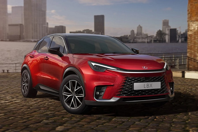 Tân binh nhà Lexus được phát triển dựa trên cơ sở gầm bệ TNGA-B của Toyota, tương tự Yaris Cross đang bán tại châu Âu, Nhật Bản và Singapore. Do đó, Lexus LBX 2024 mới còn được coi là phiên bản hạng sang của Toyota Yaris Cross.
