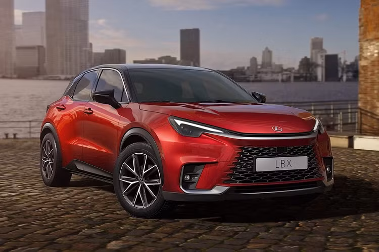 Tân binh nhà Lexus được phát triển dựa trên cơ sở gầm bệ TNGA-B của Toyota, tương tự Yaris Cross đang bán tại châu Âu, Nhật Bản và Singapore. Do đó, Lexus LBX 2024 mới còn được coi là phiên bản hạng sang của Toyota Yaris Cross.