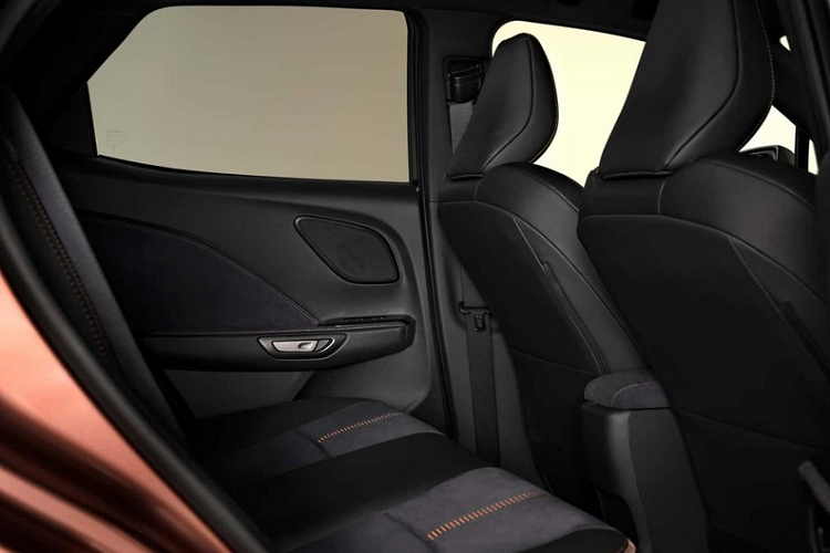 Hiện hãng Lexus chưa công bố thông số kỹ thuật chi tiết của LBX mới. Chỉ biết rằng, mẫu xe này được trang bị mô-tơ điện nằm trên cầu sau, pin NiMH, hệ dẫn động cầu trước FWD hoặc hệ dẫn động 4 bánh toàn thời gian AWD.