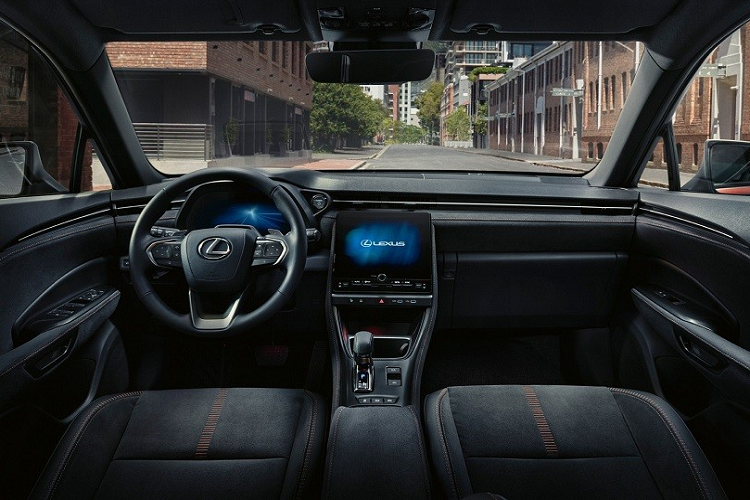 Phía dưới dải đèn này là tem chữ nổi "Lexus" thay cho logo của hãng. Đây là phong cách thiết kế chung của các mẫu SUV đời mới nhà Lexus. Tương tự cản trước, cản sau của xe cũng có khe nằm dọc, trang trí bằng nẹp mạ crôm hình chữ "L" ở hai góc. Bên trong Lexus LBX 2024 là không gian nội thất 2 hàng ghế với 5 chỗ ngồi.