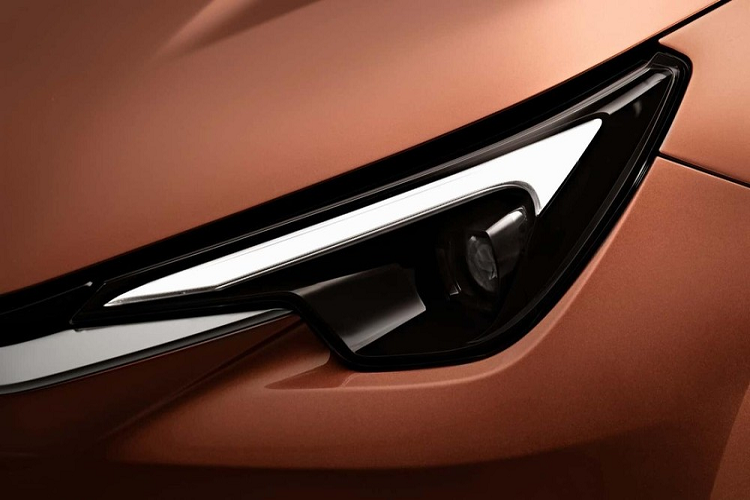 Ngoài ra, LBX 2024 còn được trang bị cụm đèn pha nhỏ gọn, tích hợp dải đèn LED định vị ban ngày hình chữ "L" đặc trưng của thương hiệu Lexus. Hai cụm đèn pha được nối với nhau bằng nẹp màu đen bóng, nằm vắt ngang trên đầu xe. Tiếp đến là hốc đèn sương mù trước nằm dọc, trang trí bằng nẹp mạ crôm hình chữ "L". Trên cản trước còn có hốc gió trung tâm hẹp, được đặt ngay phía dưới lưới tản nhiệt.