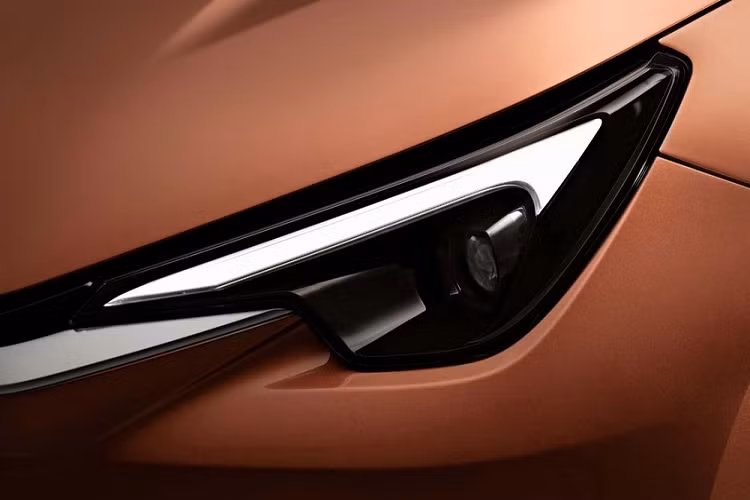 Ngoài ra, LBX 2024 còn được trang bị cụm đèn pha nhỏ gọn, tích hợp dải đèn LED định vị ban ngày hình chữ "L" đặc trưng của thương hiệu Lexus. Hai cụm đèn pha được nối với nhau bằng nẹp màu đen bóng, nằm vắt ngang trên đầu xe. Tiếp đến là hốc đèn sương mù trước nằm dọc, trang trí bằng nẹp mạ crôm hình chữ "L". Trên cản trước còn có hốc gió trung tâm hẹp, được đặt ngay phía dưới lưới tản nhiệt.