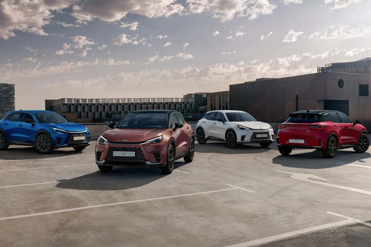 Mẫu SUV hạng sang cỡ nhỏ Lexus LBX hoàn toàn mới đã chính thức được vén màn. Được định vị thấp hơn đàn anh UX và đóng vai trò như xe rẻ nhất của thương hiệu Lexus, LBX sẽ thế chỗ mẫu xe hatchback hạng sang CT đã bị khai tử. 