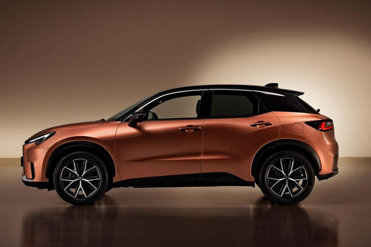 Theo hãng Lexus, LBX sở hữu chiều dài 4.190 mm, chiều rộng 1.825 mm, chiều cao 1.545 mm và chiều dài cơ sở 2.580 mm. So với Toyota Yaris Cross, mẫu SUV hạng sang này dài hơn 10 mm, rộng hơn 60 mm, thấp hơn 45 mm và chiều dài cơ sở nhỉnh hơn 20 mm. Bên cạnh đó, xe còn có trọng lượng chỉ 1.280 kg.