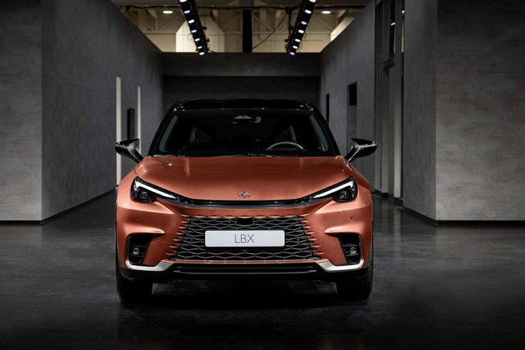 Dù dùng chung cơ sở gầm bệ với Toyota Yaris Cross nhưng Lexus LBX 2024 lại có thiết kế hoàn toàn khác biệt. Nguyên nhân là bởi mẫu SUV hạng sang cỡ B này được áp dụng ngôn ngữ thiết kế tương tự Lexus RX thế hệ mới. Có thể thấy rõ điều này qua khu vực đầu xe với lưới tản nhiệt hình con suốt mới, đi kèm mắt lưới hình lục giác.