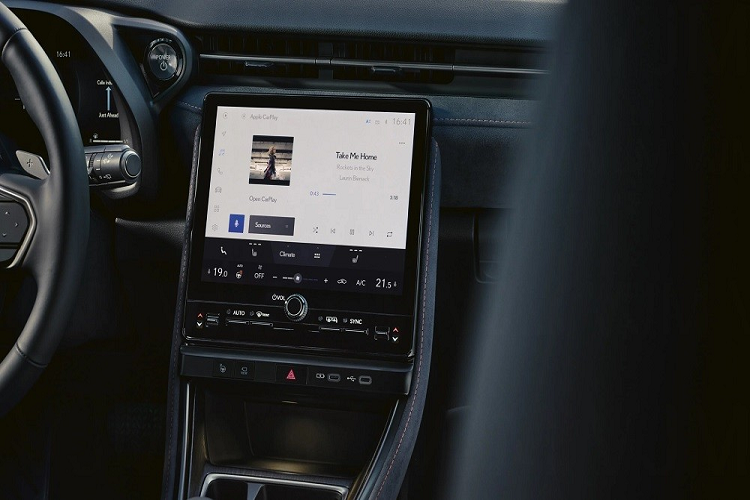 Chưa hết, Lexus LBX 2024 còn được trang bị màn hình cảm ứng để chỉnh điều hòa, hệ thống đèn viền, cổng USB Type C, sạc điện thoại không dây, cần số ngắn và phanh tay điện tử. Tương tự những mẫu xe Lexus khác, LBX cũng được trang bị hệ thống âm thanh Mark Levinson với 13 loa, có cả loa trầm.