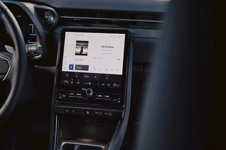 Chưa hết, Lexus LBX 2024 còn được trang bị màn hình cảm ứng để chỉnh điều hòa, hệ thống đèn viền, cổng USB Type C, sạc điện thoại không dây, cần số ngắn và phanh tay điện tử. Tương tự những mẫu xe Lexus khác, LBX cũng được trang bị hệ thống âm thanh Mark Levinson với 13 loa, có cả loa trầm.