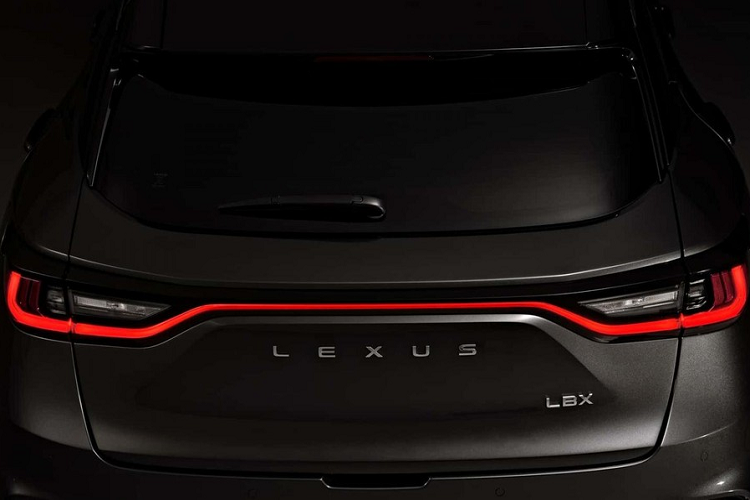 Nằm bên dưới nắp ca-pô của Lexus LBX 2024 là hệ truyền động hybrid, bao gồm máy xăng 3 xi-lanh, dung tích 1.5L, sản sinh công suất tối đa 134 mã lực và mô-men xoắn cực đại 185 Nm. Nhờ đó, xe có thể tăng tốc từ 0-100 km/h trong 9,2 giây và sở hữu sức kéo tối đa 750 kg.