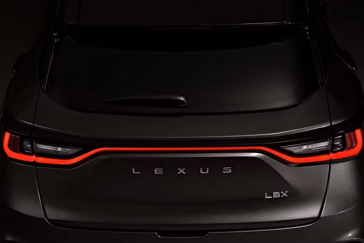 Nằm bên dưới nắp ca-pô của Lexus LBX 2024 là hệ truyền động hybrid, bao gồm máy xăng 3 xi-lanh, dung tích 1.5L, sản sinh công suất tối đa 134 mã lực và mô-men xoắn cực đại 185 Nm. Nhờ đó, xe có thể tăng tốc từ 0-100 km/h trong 9,2 giây và sở hữu sức kéo tối đa 750 kg.