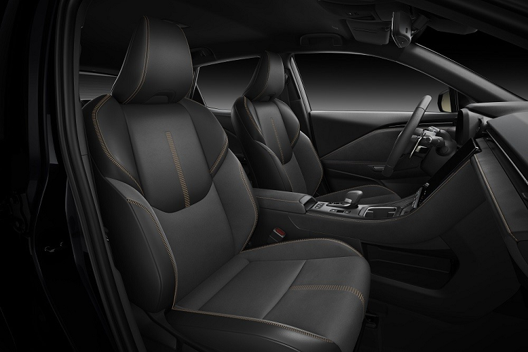 Ngoài ra, mẫu SUV hạng sang này còn có hệ thống treo MacPherson phía trước và hệ thống treo dầm xoắn phía sau ở phiên bản FWD hoặc hệ thống treo tay đòn kép ở phiên bản AWD.