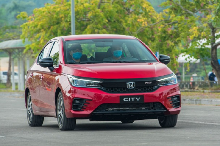 Sau một tháng vắng bóng tại top 10, Honda City bất ngờ quay trở lại với thứ hạng thứ 5. Trong tháng 4 vừa qua, Honda City ghi nhận doanh số đạt 1.137 xe. Doanh số lũy kế 4 tháng đầu năm của Honda City đạt 3.558 chiếc. Chiếc sedan hạng B này đang được bán tại Việt Nam với 4 phiên bản, giá bán dao động từ 499 - 599 triệu đồng.
