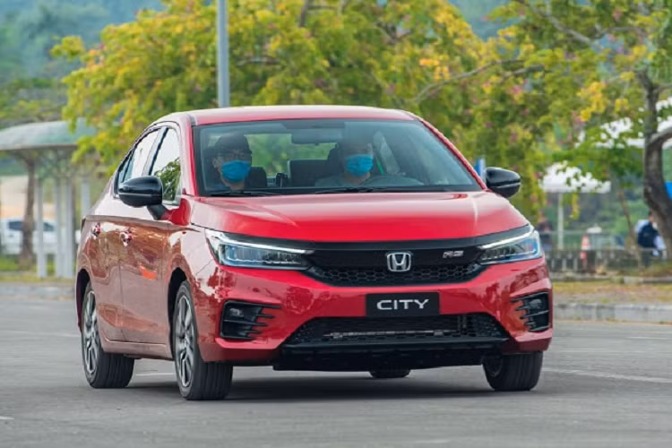 Sau một tháng vắng bóng tại top 10, Honda City bất ngờ quay trở lại với thứ hạng thứ 5. Trong tháng 4 vừa qua, Honda City ghi nhận doanh số đạt 1.137 xe. Doanh số lũy kế 4 tháng đầu năm của Honda City đạt 3.558 chiếc. Chiếc sedan hạng B này đang được bán tại Việt Nam với 4 phiên bản, giá bán dao động từ 499 - 599 triệu đồng.