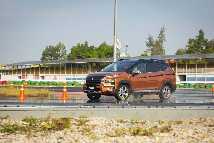 Với doanh số giảm đến 52,6% so với tháng trước, Mitsubishi Xpander chỉ có 1.084 xe bàn giao tới khách hàng. Dù doanh số giảm sâu nhưng mẫu xe quốc dân này vẫn giữ vững ngôi vương, đứng đầu phân khúc MPV. Hiện xe đang được phân phối với 4 phiên bản: MT, AT, AT Premium và Xpander Cross. Giá xe dao động từ 555 triệu đồng. Phiên bản Xpander Cross mới ra mắt vào cuối tháng 2 vừa qua có giá 698 triệu đồng. 