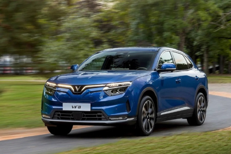  Ngoài VF e34, tháng 4 vừa qua, doanh số VinFast VF8 cũng có mức tăng trưởng ấn tượng với 1.232 xe bán ra, tăng gần 1.000 xe so với tháng trước. Cộng dồn 4 tháng đầu năm, có 1.627 xe VF 8 bán ra. Tương tự VF e34, VF8 trong tháng vừa qua tăng trưởng mạnh được cho là do hãng taxi Xanh SM mới thành lập đã mua một lượng lớn các xe VF e34 và VF8 và đưa vào phục vụ khách hàng. 