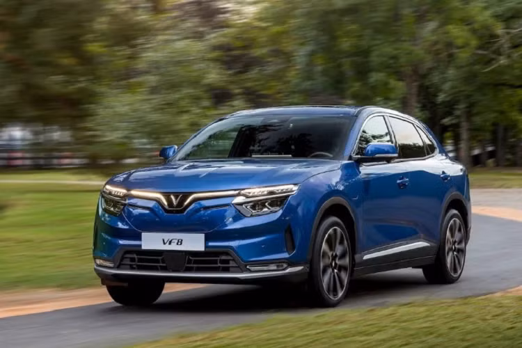  Ngoài VF e34, tháng 4 vừa qua, doanh số VinFast VF8 cũng có mức tăng trưởng ấn tượng với 1.232 xe bán ra, tăng gần 1.000 xe so với tháng trước. Cộng dồn 4 tháng đầu năm, có 1.627 xe VF 8 bán ra. Tương tự VF e34, VF8 trong tháng vừa qua tăng trưởng mạnh được cho là do hãng taxi Xanh SM mới thành lập đã mua một lượng lớn các xe VF e34 và VF8 và đưa vào phục vụ khách hàng. 