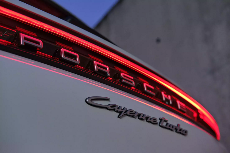 Porsche Torque Vectoring Plus được trang bị tiêu chuẩn, trong khi Hệ thống Kiểm soát Khung gầm Chủ động của Porsche và hệ thống lái trục sau là tùy chọn. Bên trong, Turbo E-Hybrid nổi bật với trần xe Race-Tex, vô lăng GT Sport có sưởi, cửa và ốp táp-lô bằng nhôm, ghế Sport bọc da chỉnh điện 18 hướng. Ghế Comfort có thể điều chỉnh 14 hướng.