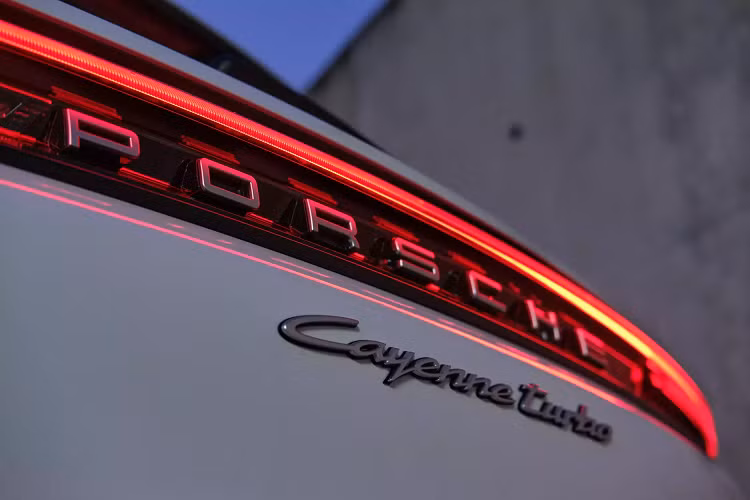 Porsche Torque Vectoring Plus được trang bị tiêu chuẩn, trong khi Hệ thống Kiểm soát Khung gầm Chủ động của Porsche và hệ thống lái trục sau là tùy chọn. Bên trong, Turbo E-Hybrid nổi bật với trần xe Race-Tex, vô lăng GT Sport có sưởi, cửa và ốp táp-lô bằng nhôm, ghế Sport bọc da chỉnh điện 18 hướng. Ghế Comfort có thể điều chỉnh 14 hướng.