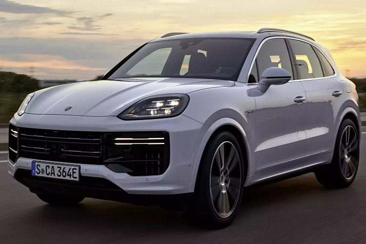 Hãng xe sang thể thao Đức vừa giới thiệu phiên bản Porsche Cayenne Turbo E-Hybrid 2024 mới với nhiều nâng cấp về thiết kế và đặc biệt là công suất động cơ. Những cải tiến này khiến nó mạnh hơn các phiên bản trước đó đến hơn 50 mã lực.