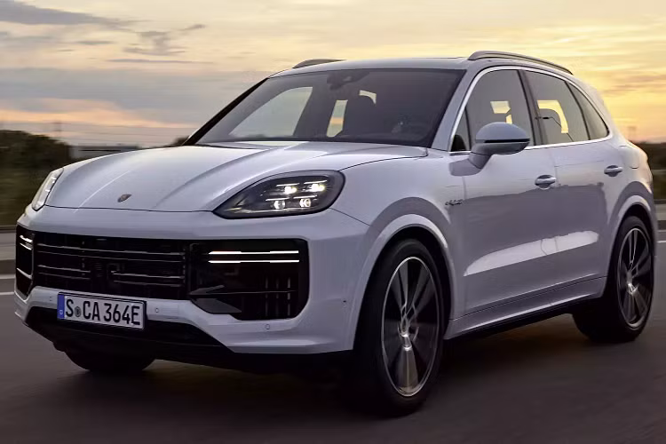 Hãng xe sang thể thao Đức vừa giới thiệu phiên bản Porsche Cayenne Turbo E-Hybrid 2024 mới với nhiều nâng cấp về thiết kế và đặc biệt là công suất động cơ. Những cải tiến này khiến nó mạnh hơn các phiên bản trước đó đến hơn 50 mã lực.