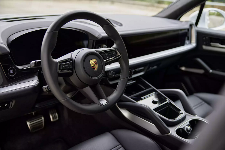 Porsche cho biết hệ thống truyền động này có thể đẩy chiếc SUV có thể tăng tốc từ 0 lên 60 dặm/giờ (96 km/giờ) chỉ trong 3,5 giây và có thể tiếp tục đạt tốc độ tối đa 183 dặm/giờ (295 km/giờ).