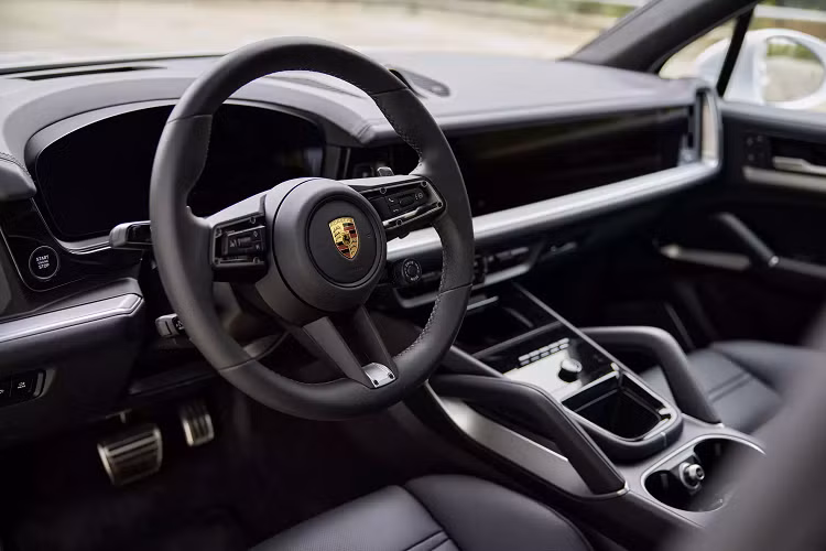 Porsche cho biết hệ thống truyền động này có thể đẩy chiếc SUV có thể tăng tốc từ 0 lên 60 dặm/giờ (96 km/giờ) chỉ trong 3,5 giây và có thể tiếp tục đạt tốc độ tối đa 183 dặm/giờ (295 km/giờ).