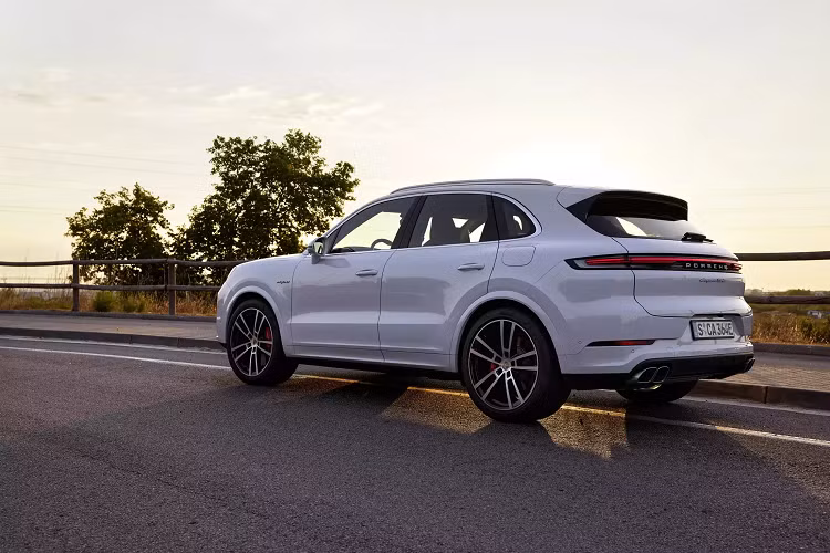 Hơn hết, Porsche đã bỏ phiên bản Cayenne Turbo chạy xăng thông thường và thay thế nó bằng 2 bản hybrid Cayenne Turbo E-Hybrid và Porsche Cayman Turbo E-Hybrid Coupe này. Cung cấp sức mạnh cho cả hai mẫu Turbo E-Hybrid là động cơ V8 4.0 lít tăng áp kép, tạo ra công suất 591 mã lực và kết hợp với động cơ điện 174 mã lực.