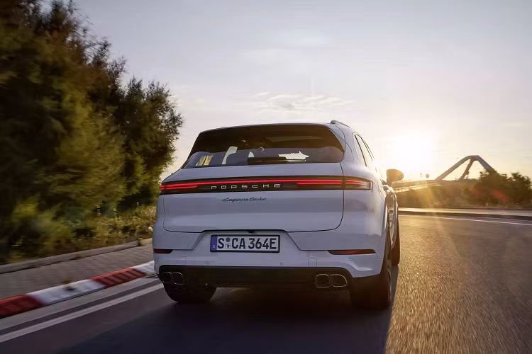 Mức giá xe Porsche Cayenne Turbo E-Hybrid 2024 mới bán ra từ 148.550 USD (tuơng đương khoảng 3,6 tỷ đồng) cho bản tiêu chuẩn và 153.050 USD (3,7 tỷ đồng) cho bản coupe.