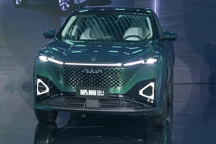  Aeolus Haohan DH-i (HEV) Thiết kế của phiên bản HEV gần giống với phiên bản chạy xăng hơn với lưới tản nhiệt hình thang ngược phía trước, được tô điểm bằng phong cách thiết kế kỹ thuật số hình ngôi sao hoàn toàn mới và khu vực đèn sương mù được trang trí bằng hình tam giác. Các chi tiết khác vẫn giống như phiên bản PHEV.