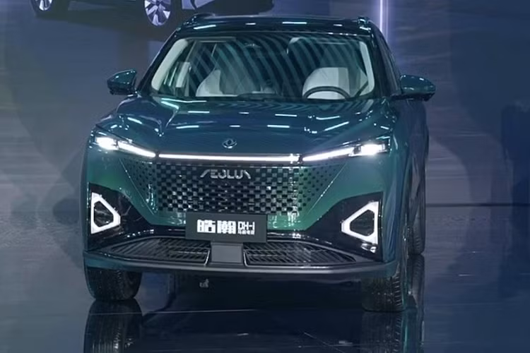  Aeolus Haohan DH-i (HEV) Thiết kế của phiên bản HEV gần giống với phiên bản chạy xăng hơn với lưới tản nhiệt hình thang ngược phía trước, được tô điểm bằng phong cách thiết kế kỹ thuật số hình ngôi sao hoàn toàn mới và khu vực đèn sương mù được trang trí bằng hình tam giác. Các chi tiết khác vẫn giống như phiên bản PHEV.