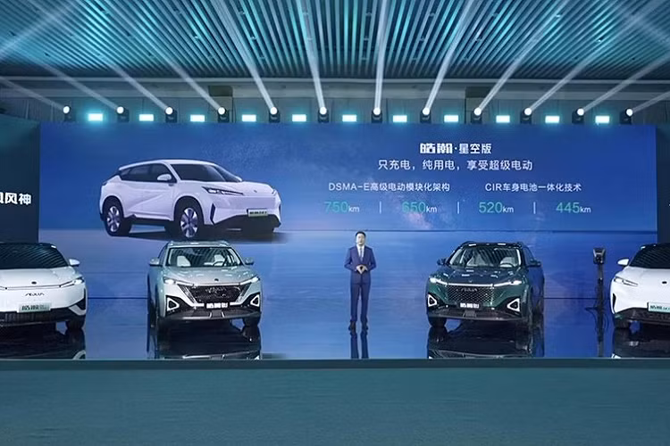  Aeolus Haohan EV Mẫu Aeolus Haohan EV (ngoài cùng bên phải trên ảnh) sử dụng lưới tản nhiệt kín, không giống như các phiên bản khác, đèn pha của nó không xuyên thấu mà bị ngắt ở giữa và toàn bộ mặt trước thuôn gọn hơn. 