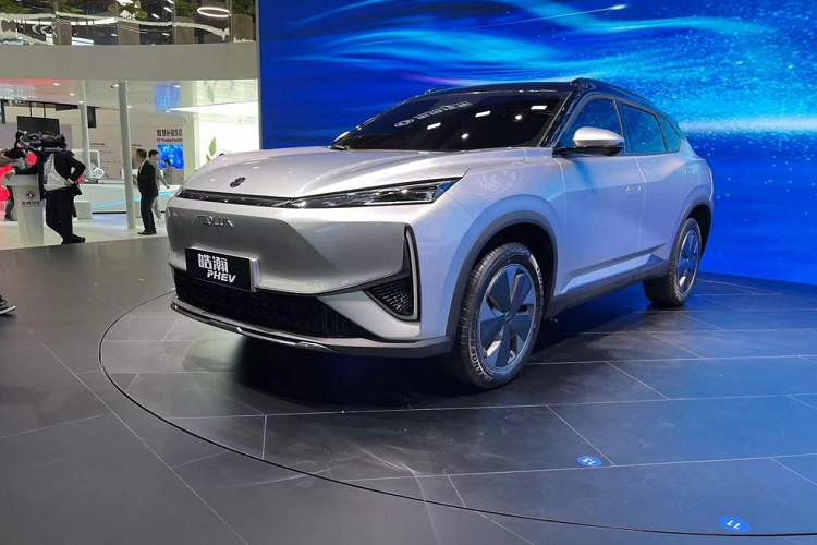  Aeolus Haohan PHEV Về ngoại hình, mẫu plug-in hybrid sử dụng mặt trước kín, hai bên có trang trí kiểu răng nanh, trông độc đoán hơn. Đèn pha thanh mảnh được thống nhất với các mô hình năng động khác, làm nổi bật phong cách thời trang của bản Aeolus Haohan chạy bằng xăng và điện kết hợp