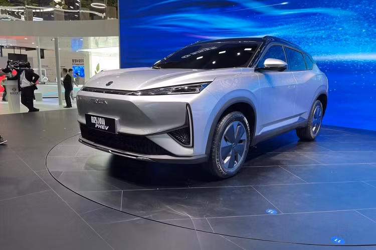  Aeolus Haohan PHEV Về ngoại hình, mẫu plug-in hybrid sử dụng mặt trước kín, hai bên có trang trí kiểu răng nanh, trông độc đoán hơn. Đèn pha thanh mảnh được thống nhất với các mô hình năng động khác, làm nổi bật phong cách thời trang của bản Aeolus Haohan chạy bằng xăng và điện kết hợp