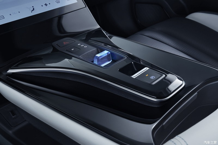 Mẫu PHEV cung cấp công suất kết hợp cao hơn là 355 mã lực và mô-men xoắn 615 Nm. Còn ở bản thuần điện, chiếc xe Aeolus Haohan mới cung cấp các tùy chọn quãng đường 445 km, 520 km, 650 km và 750 km, đáng tiếc là các thông số sức mạnh khác vẫn chưa được công bố.