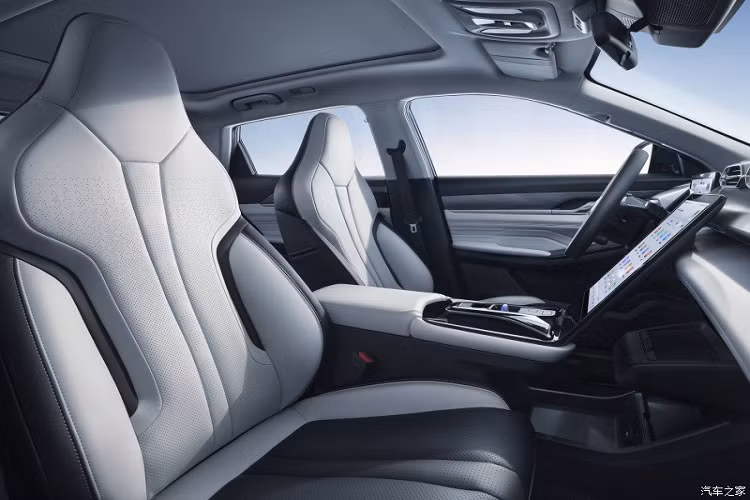 Về phần cứng thông minh, chiếc xe mới sử dụng chip hỗ trợ lái xe 7nm, cũng như 6 camera và 6 radar siêu âm. Cảnh báo va chạm trực diện, cảnh báo cắt ngang phía sau, hành trình thích ứng ở tốc độ cao, cảnh báo phương tiện lùi khi lùi, hệ thống hỗ trợ giữ làn, giữ làn đường, nhận diện biển báo giao thông, hình ảnh toàn cảnh 360 độ độ nét cao, khung xe trong suốt/hình ảnh 540 đều được trang bị .