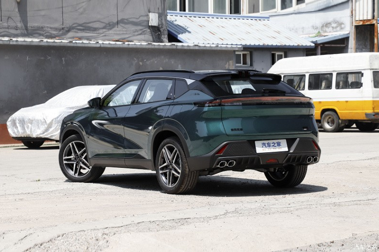 Ngoài ra, chiếc xe Aeolus Haohan mới còn được trang bị đèn hình chữ A bầu trời đầy sao ở hai bên khu vực phía dưới, đèn mới lạ tạo thêm cảm giác thiết kế cho hình khối. Các đường gân bên thân xe được kéo dài hơn, mái đen trượt xuống, tư thế thân xe thấp trước cao sau, vòng eo không thẳng. 