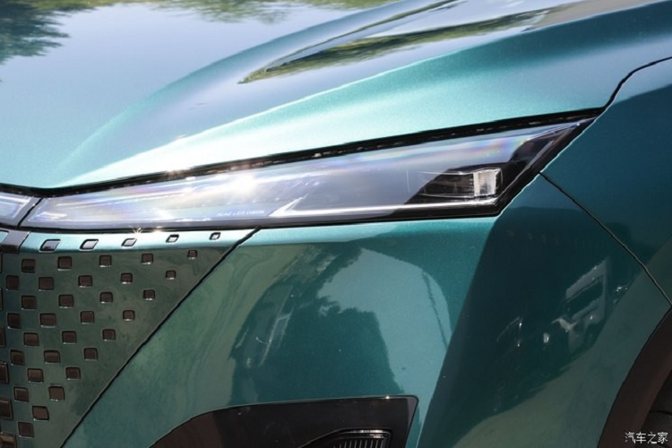 Ở phía sau xe, Aeolus Haohan áp dụng thiết kế cụm đèn hậu kiểu xuyên suốt, trang bị cánh lướt gió cỡ lớn và bộ khuếch tán phía dưới, đồng thời kết hợp với tổng cộng 4 hệ thống ống xả ở cả hai bên, mang đến hiệu ứng hình ảnh thể thao hơn.