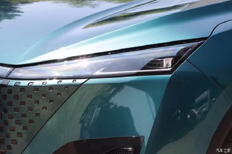 Ở phía sau xe, Aeolus Haohan áp dụng thiết kế cụm đèn hậu kiểu xuyên suốt, trang bị cánh lướt gió cỡ lớn và bộ khuếch tán phía dưới, đồng thời kết hợp với tổng cộng 4 hệ thống ống xả ở cả hai bên, mang đến hiệu ứng hình ảnh thể thao hơn.