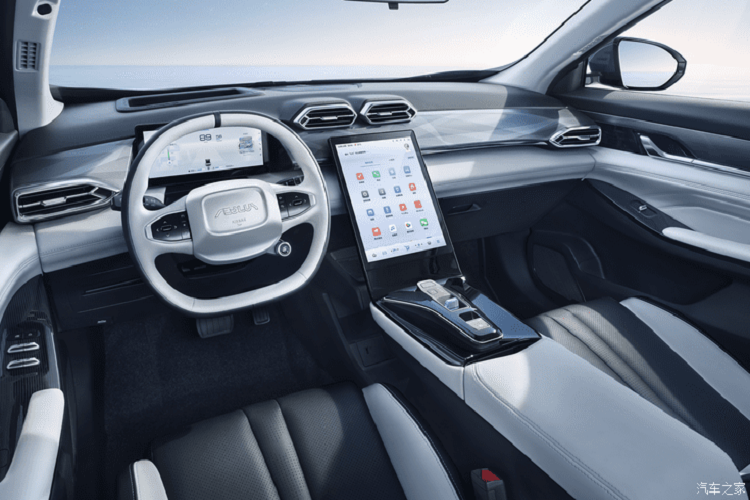 Bên trong khoang lái, Aeolus Haohan được trang bị tổ hợp đồng hồ LCD 10,25 inch + màn hình LCD cảm ứng 13,2 inch, tích hợp AR-HUD giúp việc đọc thông tin thuận tiện hơn khi lái xe. Xe được trang bị hệ thống thông minh WindLink OS 2.0, có chức năng điều khiển nhận dạng giọng nói và điều khiển từ xa trên ứng dụng di động, đồng thời hỗ trợ Internet trên các phương tiện, mạng 4G/5G, nâng cấp OTA và điểm truy cập Wi-Fi.