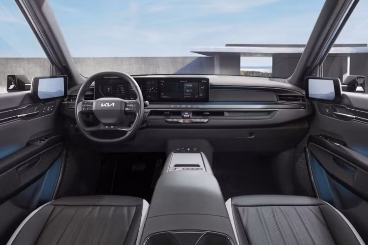 Việc giải trí trên xe ôtô cũng là một phần quan trọng của trải nghiệm khách hàng. Sau khi khảo sát và lắng nghe ý kiến từ người dùng, tập đoàn ôtô Hyundai cũng cung cấp các dịch vụ liên quan đến giải trí, chẳng hạn như phim ảnh, trò chơi và truyền hình để giúp khách hàng của họ cảm giác như có thể “sống trên chiếc xe”.