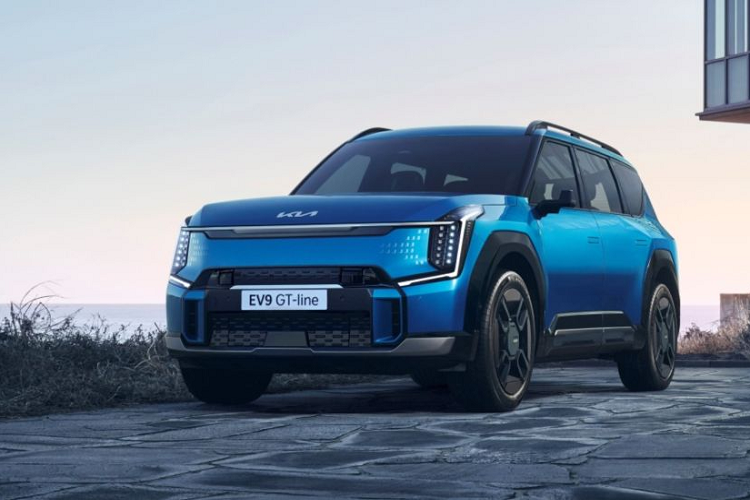 Sự ra đời của Kia EV9 đánh dấu một cột mốc quan trọng trong quá trình phát triển của Kia sang kỷ nguyên SDV. Không giống như người tiền nhiệm, khả năng cập nhật phần mềm OTA của EV9 cho phép sửa đổi và cải tiến các tính năng tiện lợi mà không cần phải can thiệp vào phần cứng của xe.