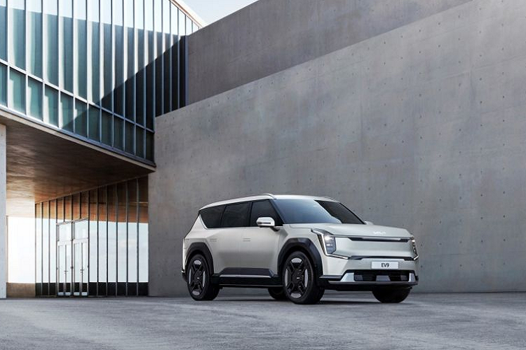 Theo thông tin rò rỉ, mức giá xe Kia EV9 2024 thấp nhất là 56.000 USD và cao nhất 73.000 USD tại thị trường Mỹ. Nếu chi thêm số tiền 4.800 USD, khách hàng Mỹ có thể trang bị hệ thống hỗ trợ lái tự động tùy chọn cho xe.
