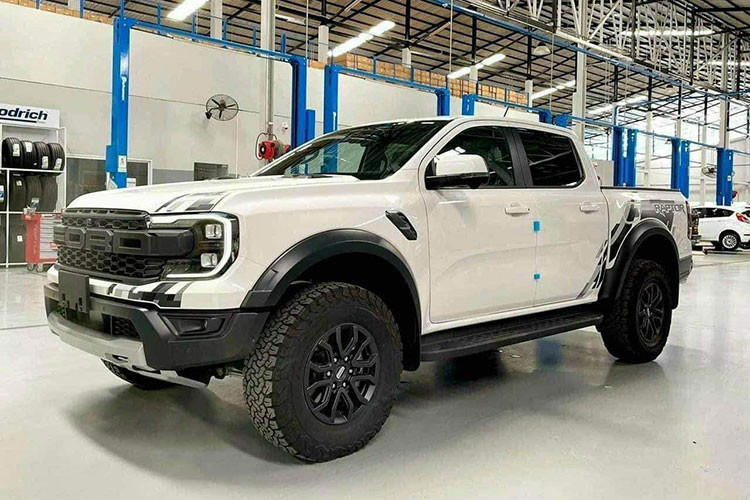 Theo thông tin từ các đại lý, mẫu bán tải hiệu suất cao Ford Ranger Raptor 2023 mới sẽ ra mắt thị trường Việt vào tháng 3 tới đây và bắt đầu giao xe từ tháng 4. Khác với các mẫu Ranger khác được lắp ráp trong nước, phiên bản Raptor phân phối dưới dạng nhập khẩu nguyên chiếc từ Thái Lan.