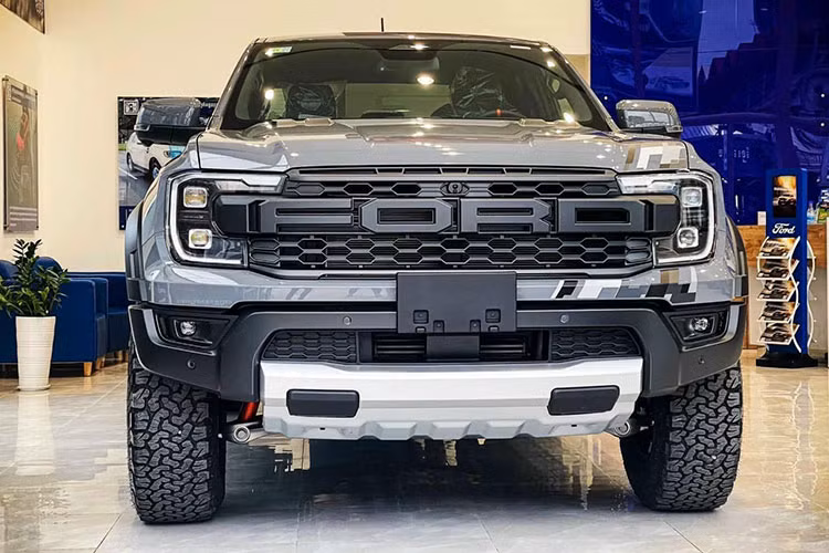 Sự xuất hiện của Ranger Raptor sẽ nâng số lượng phiên bản của Ford Ranger 2023 lên con số 7. Ford Ranger là mẫu xe bán tải có hơn 10 năm liên tiếp dẫn đầu thị trường Việt Nam. Trong cả năm 2022, doanh số bán Ranger đạt 16.477 xe, tăng 5% so với năm 2021.