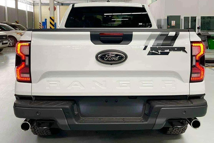 Mẫu bán tải hiệu suất cao Ford Ranger Raptor 2023 được trang bị hệ thống treo độc lập phía trước với tay đòn bằng nhôm hai lớp, treo dạng lò xo trụ phía sau và đều có giảm xóc Fox Live Valve 2,5 inch. Hành trình của hệ thống treo phía trước được tăng lên 290 mm còn treo sau tăng lên 250 mm, giúp đem lại khả năng vượt địa hình vượt trội.