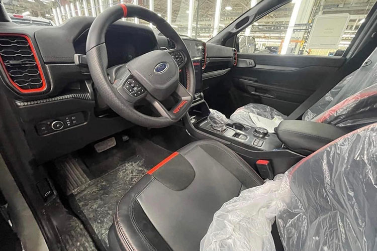 Vô lăng xe dạng 4 chấu, bọc da tích hợp nhiều phím chức năng và tính năng sưởi, lẫy chuyển số phía sau. Phía sau vô lăng là bảng đồng hồ kỹ thuật số kích thước 12.4 inch. Màn hình giải trí trung tâm SYNC 4 được đặt thẳng đứng với kích thước 12 inch. Hệ thống âm thanh Bang&amp;Olufsen 10 loa. 