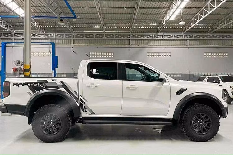 Trong khi đó, nhân viên tư vấn cho biết Ford Ranger Raptor bản cơ xăng EcoBoost V6 3.0L Twin Turbo dự kiến cũng xuất hiện. Điều này khiến cho khách hàng hoang mang không biết đâu mới là thông tin đúng. Hầu hết những người có ý định mua Ranger Raptor đều mong muốn sở hữu động cơ V6 mạnh mẽ.