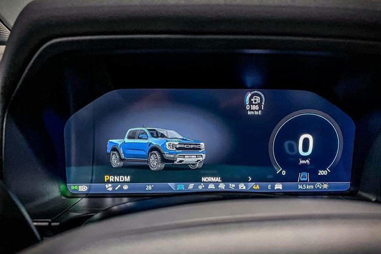 Khối động cơ xăng tăng áp V6 3.0L trên Ranger Raptor 2023 sản sinh công suất 397 mã lực và mô-men xoắn cực đại 583 Nm, kết hợp hộp số tự động 10 cấp và hệ dẫn động 4 bánh toàn thời gian. Trong khi đó, với cỗ máy dầu diesel biturbo 2.0L chỉ có 211 mã lực và mô-men xoắn 500 Nm.